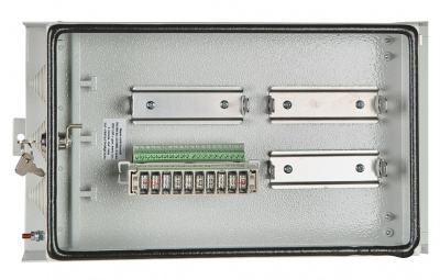 Ящик кабельный ЯК-ПМ-40/20, 1 плинт ПВТ-10Р  с винтовыми клеммами, оснащеный магазин защиты ССД